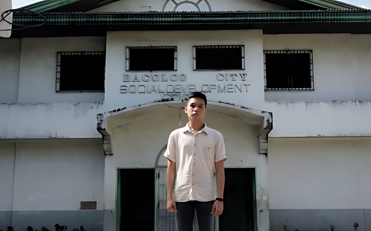 Junbert in front of the Bacolod City Social Development Center. Credits: Junbert Pabon