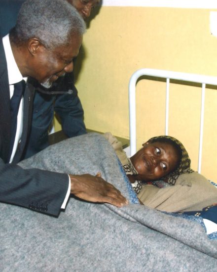 Kofi Annan visiting pregnant women and new mothers at an HIV clinic in Mozambique. Photo: Nane Annan